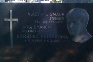 Náhrobek Vlastimila Smahy s portrétním reliéfem na hřbitově v Klatovech