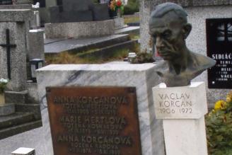 Náhrobek Václava Korcána s portrétní bustou na hřbitově ve Stodu