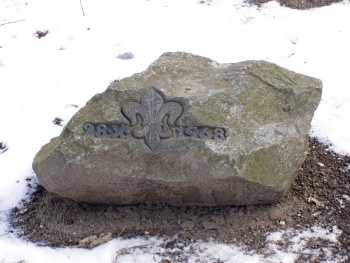 Pamětní kámen s motivem skautské lilie v Karlových Varech