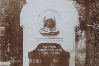 Náhrobek Františka Všetečky na Olšanských hřbitovech v Praze