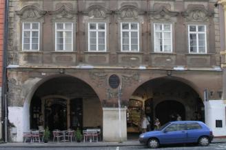 Výzdoba průčelí domu na Malostranském náměstí v Praze (Palliardiho dům)