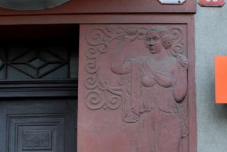 Dekorativní reliéf s postavou ženy u hlavního vstupu činžovního domu Klatovská 88 v Plzni