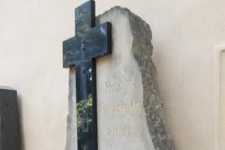 Hrob rodiny Komrskovy s reliéfem s motivem odpočívajícího poutníka na hřbitově ve Volyni
