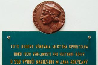 Pamětní deska Mistra Jana Rokycany v Rokycanech k 550. výročí narození