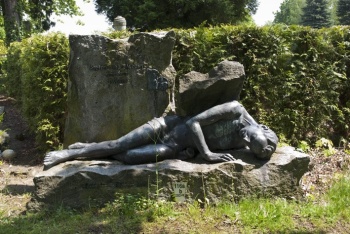 Mrtvý mladík na náhrobku v Rokycanech 