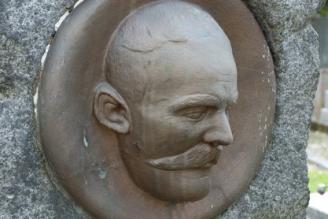 Náhrobek Karla Štilipa s portrétním medailonem v Rokycanech