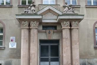 Figurativní výzdoba portálů Masarykovy školy v Plzni