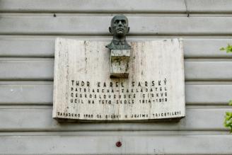 Pamětní deska s bustou Dr. Karla Farského v Plzni