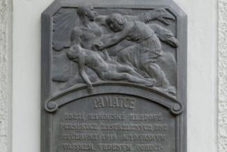 Pamětní deska dětem zastřeleným při hladové bouři v roce 1918 v Plzni