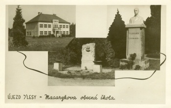 Pomník Tomáše Garrigue Masaryka před Masarykovou základní školou v Újezdu nad Lesy