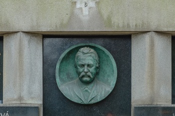 Portrétní medailon na náhrobku Maxmiliána Duffka v Domažlicích