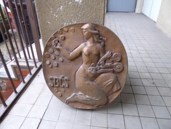 Reliéf s klečící ženou pro Čsl. státní banku v Sokolově