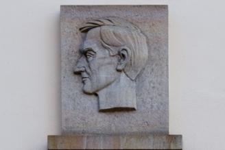 Pamětní deska Miroslava Zikmunda na jeho rodném domě v Plzni