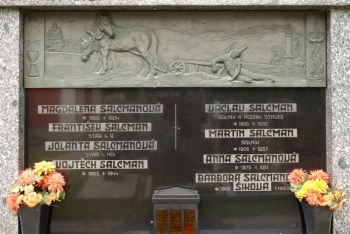 Náhrobek rodiny Salzmanů s motivem umírajícího oráče na hřbitově v Plzni - Bolevci