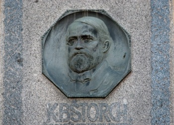Pamětní deska Karla Boleslava Štorcha na jeho rodném domě v Klatovech