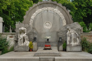 Rodinná hrobka továrníka Josefa Kauba s dvěma alegorickými postavami v Domažlicích 
