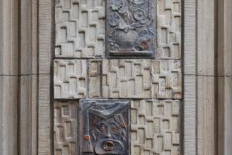 Čtyři dekorativní keramické reliéfy na budově Knihovny města Plzně
