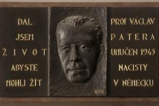 Pamětní deska prof. Václava Patery