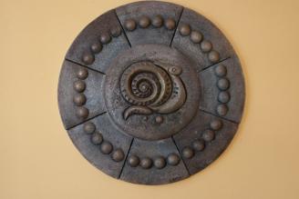 Tři kruhové reliéfy se zvířecími motivy v mateřské škole v Klatovech