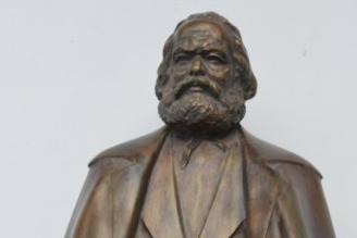 Pomník Karla Marxe v Karlových Varech v podobě sedící postavy