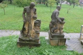 Dvě alegorické sochy horníků, původně u budovy hornické zotavovny (bývalý zámek) v Újezdci u Klatov