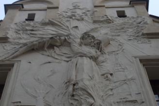 Reliéf Mistr Jan Hus na hranici na průčelí domu v Pardubicích 