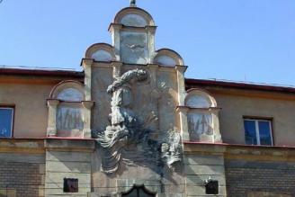 Výzdoba průčelí tzv. Vaníčkova domu v Poličce s reliéfem Mistr Jan Hus v plamenech