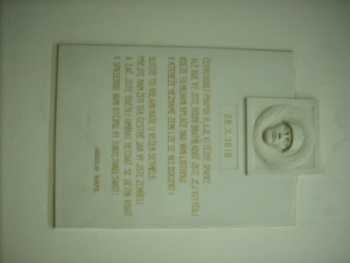 Dvě protějškové pamětní desky padlým v I. světové válce v interiéru bývalé školy v Chudenicích