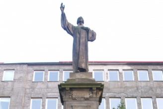 Pomník Mistra Jan Husa na náměstí v Praze - Braník