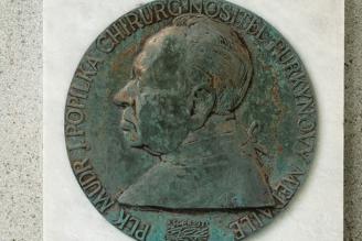 Medailon s portrétním reliéfem plukovníka MUDr. Josefa Popilky na jeho hrobě v Plzni