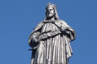 Jubilejní sloup se sochou Karla IV. v Karlových Varech
