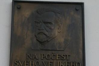 Pamětní deska Františka Křižíka na jeho rodném domě v Plánici
