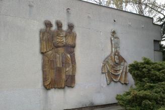 Tři keramické reliéfy na budově nákupního střediska na sídlišti Dolní Lomany ve Františkových Lázních