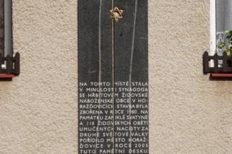 Pamětní deska na místě zbořené synagogy Horažďovicích