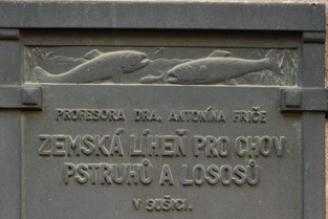 Deska na budově Zemské líhně pro chov pstruhů a lososů v Sušici