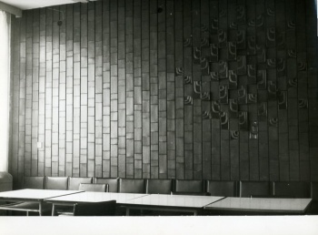 Keramická stěna ve vstupním vestibulu masokombinátu v Klatovech